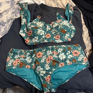 Never worn Swimsuit from Walmart, top is a 1x and bottoms are a 2x.